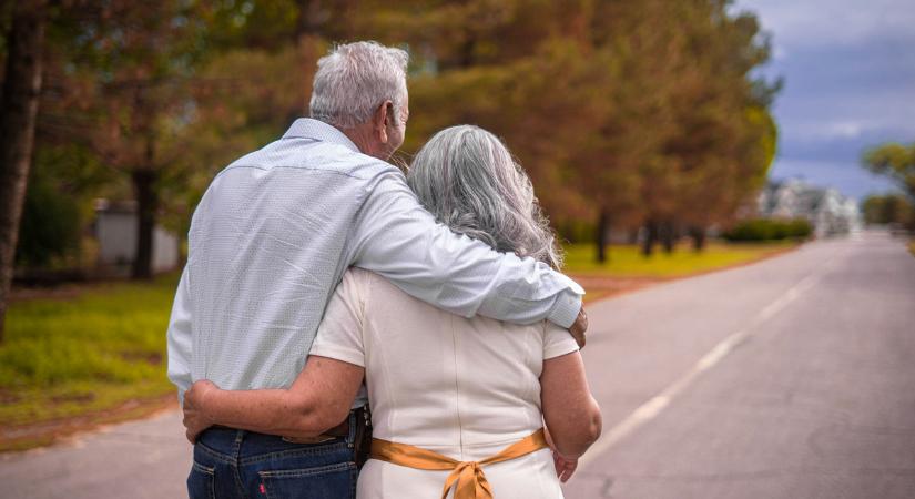 A menyasszony 90, a vőlegény pedig kerek 100: világrekordot döntött az idős pár