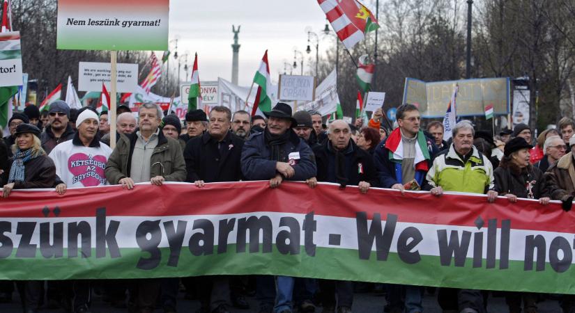 Orbán Viktor évek óta arról beszél, hogy Ukrajna az összeomlás szélén van, most mégis olyan hatalomként ábrázolja, mint amely képes gyarmatosítani Magyarországot