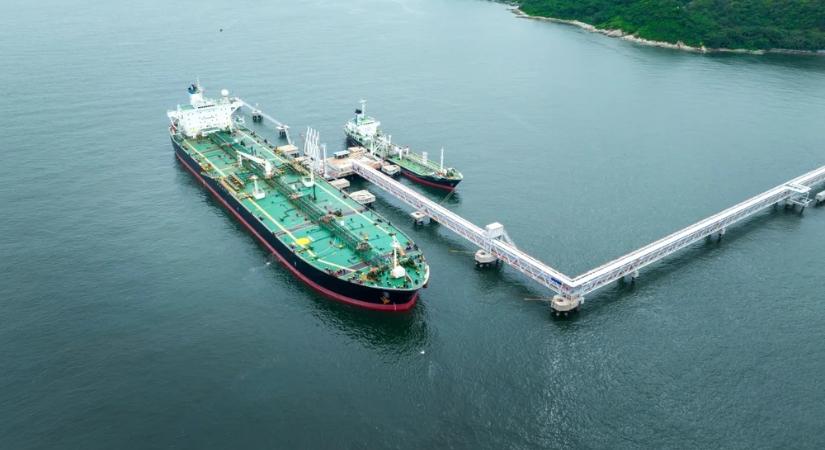 Robbanás a Fekete-tengeren: rakéta csapódott egy görög olajszállító hajóba