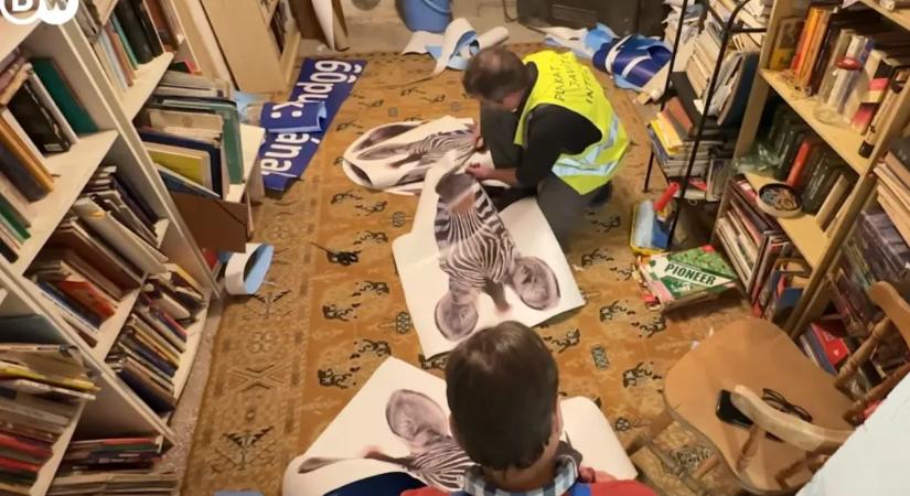 Választási csalásnak tartja az állami kampányplakátokat, ezért kijavítja őket: Heindl Péter akcióban