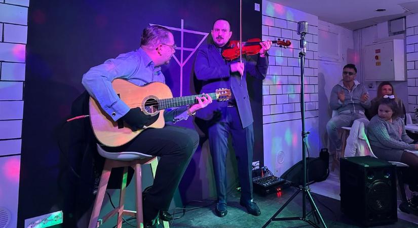 Megnyílt a várva-várt kultúr-bár Fehérvár belvárosában, beszélgettünk a tulajdonossal (galéria, videó)