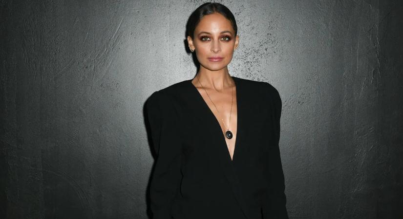 Karcsú derék, sejtelmes dekoltázs – Nicole Richie odatette magát, mutatjuk a képeket