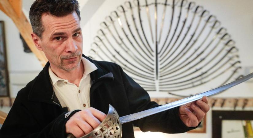 Kossuth Lajossal koccintottak - iskolásokat is vár a "Fegyverrel a szabadságért" tárlat