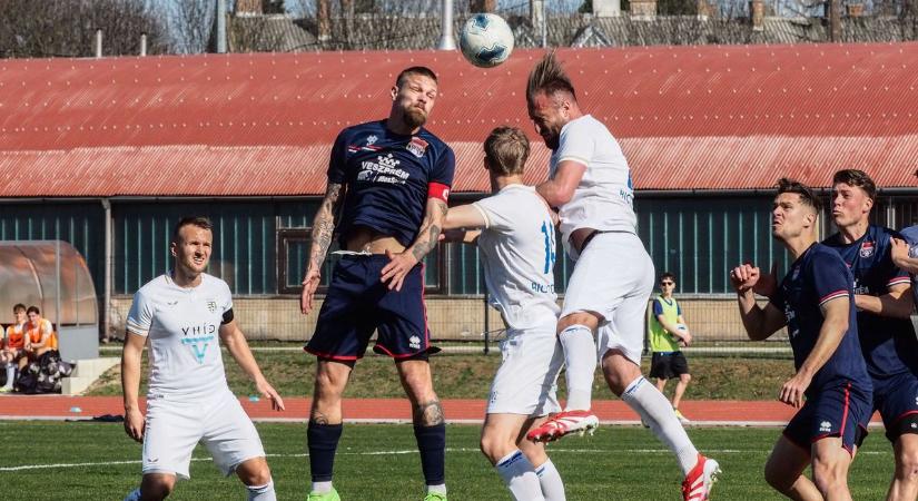 Gól a második percben, piros lap könyöklésért, hazai három pont ( képek)