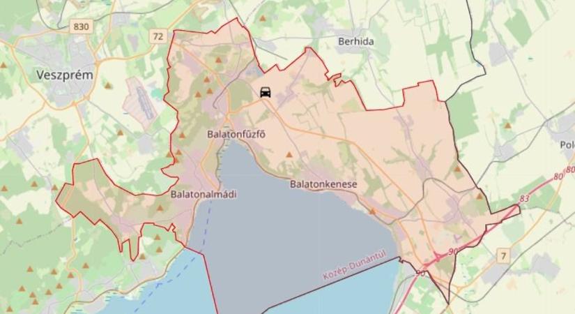 Autó csapódott a körforgalomba Papkeszinél – tűzoltók és rendőrök a helyszínen