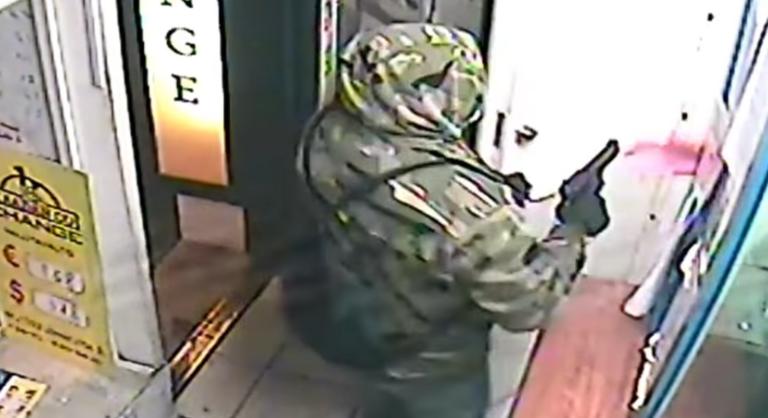 Videón, ahogy rátámadt egy maszkos fegyveres egy pénzváltó alkalmazottjára Budapesten