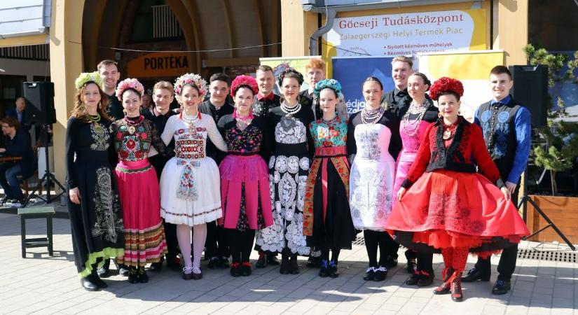 Ilyen divatbemutatót még nem láttál – még a fröccs is „színpadra lépett” (galéria, videó)