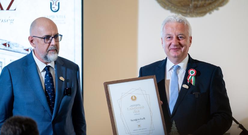 Semjén Zsoltot Ezüstfenyő-díjjal tüntette ki az RMDSZ; átadták a Bocskai-házat