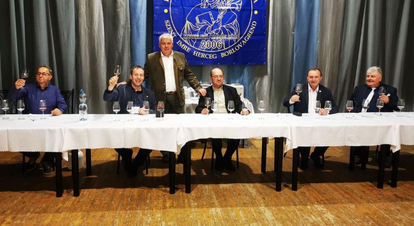 Csúcszsűrizés és csúcsbor az adonyi borrendtől