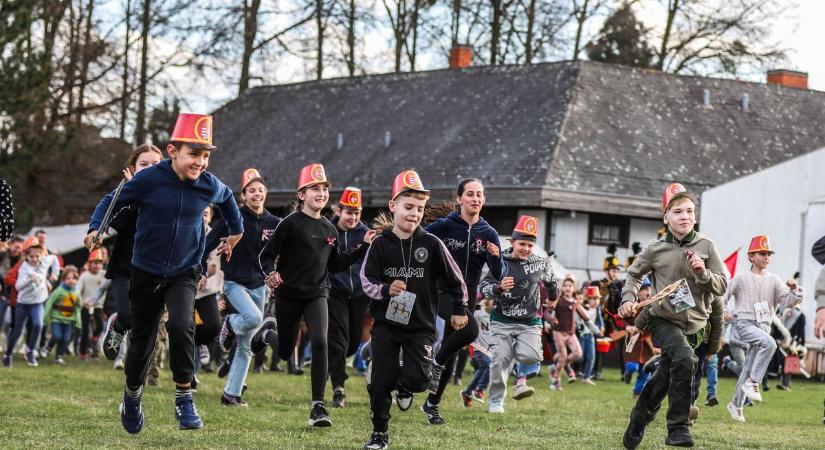 Ágyúdörgés, kardcsattogás a Vasi Skanzenben - Kishuszárokat avattak, majd kiűzték a faluból a labancokat
