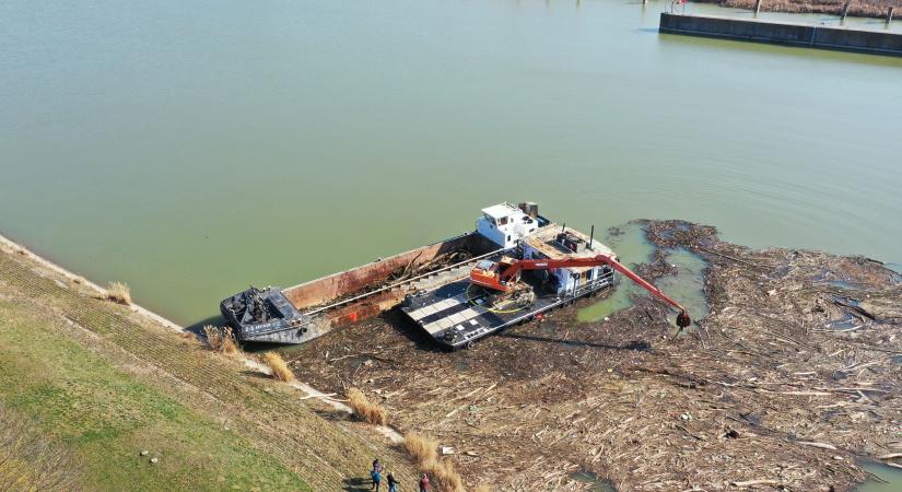 Több száz tonna uszadék gyűlt össze a Kiskörei vízlépcsőnél, megkezdődött az eltávolítás