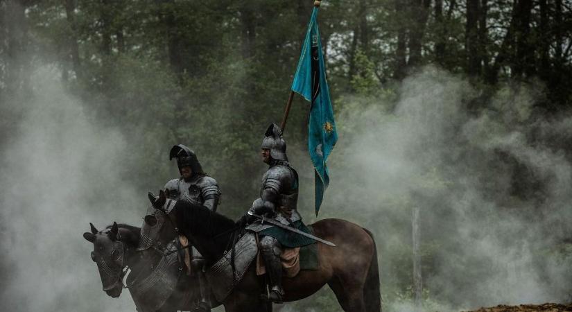 Kell egy zászló? Hívjátok Koszót! Hollywoodi szuperfilmek producerei állnak sorba a kis somogyi műhely előtt