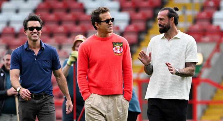 A szemünk előtt szállják meg a celebek a futballt