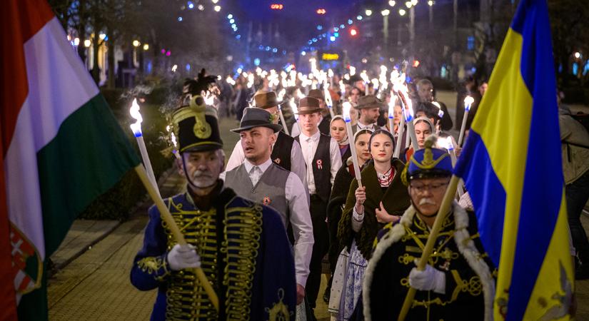 Fáklyaláng tette még fényesebbé hőseink emlékét Debrecenben – fotókkal, videóval