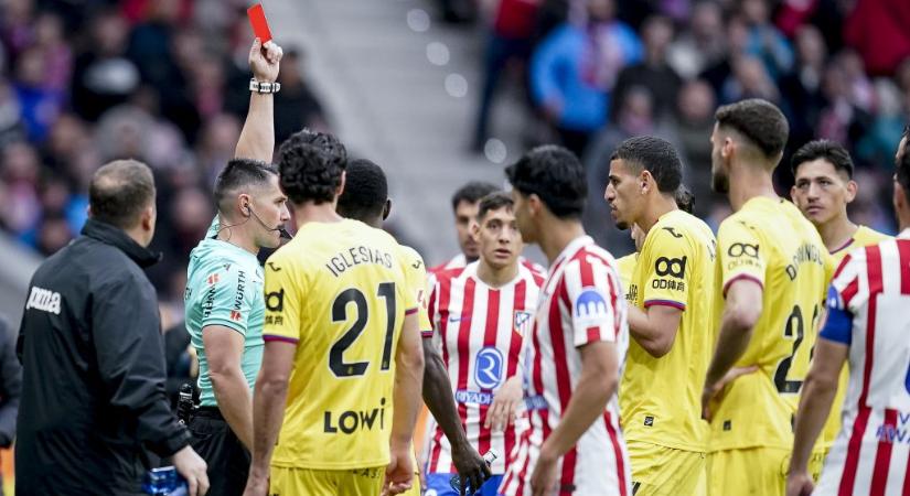 Kiállítottak egy focistát, mert megfogta az ellenfele péniszét