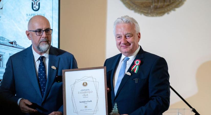 Semjén Zsoltot Ezüstfenyő-díjjal tüntette ki az RMDSZ