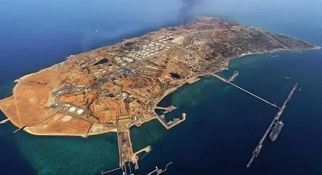 Célkeresztben Irán „ékköve”- Amerika lecsapott a Kharg-szigetre, de kímélte olajterminálokat