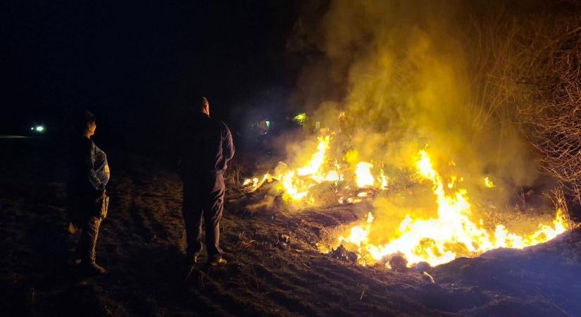 Pillanatok alatt terjedt a tűz a száraz avarban, polgárőrök avatkoztak közbe