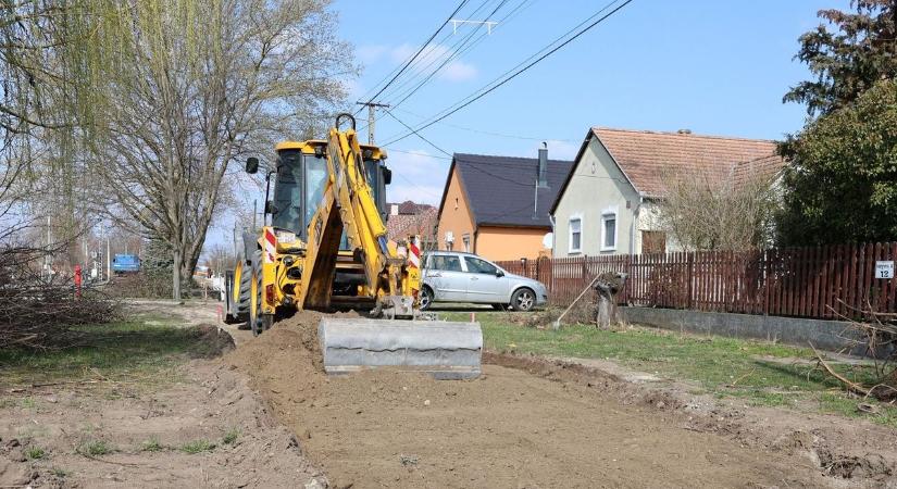 Önerőből épül a példamutató fejlesztés Naszályon