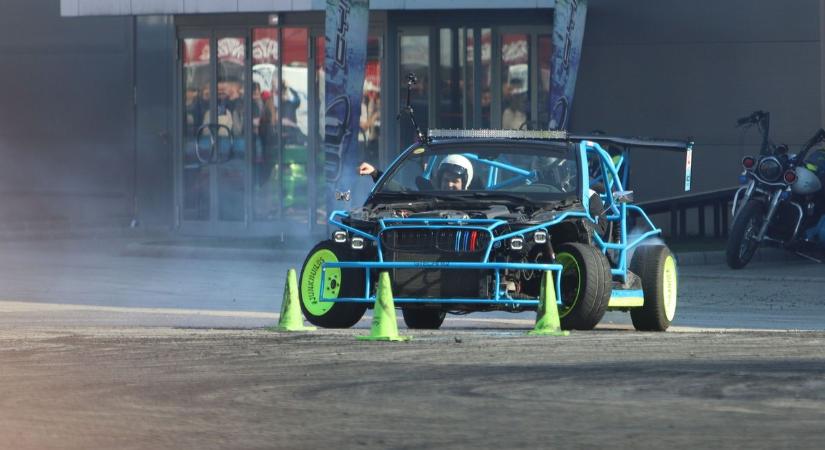 Látványos driftbemutatót tartottak az AMTS-en szombaton (galéria, videó)