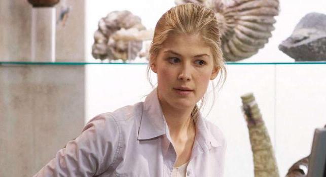 Rosamund Pike szerint az a csoda, hogy a Doom-film nem tette tönkre a karrierjét