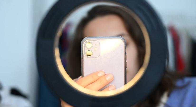 Fejéhez kapott, segítségért kiáltott, majd élő adásban meghalt egy kínai tartalomgyártó