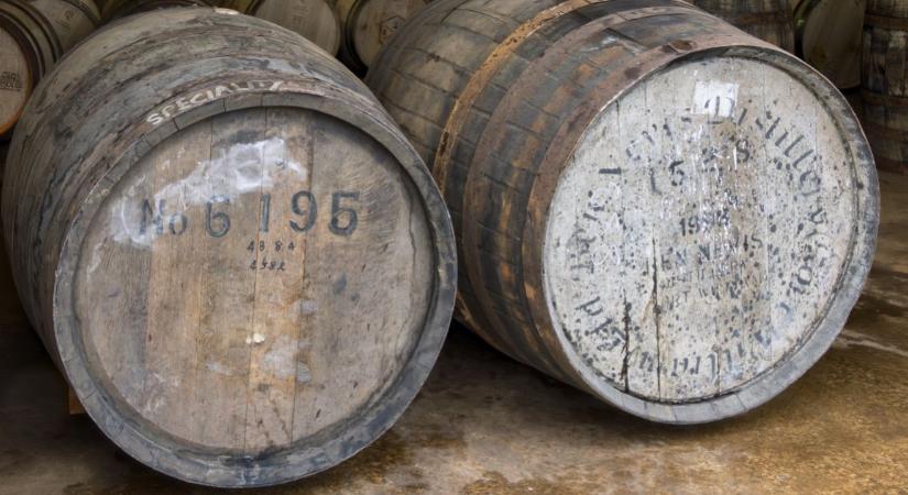 Valaki épp most fizetett kétmilliárdot két hordó japán whiskyért
