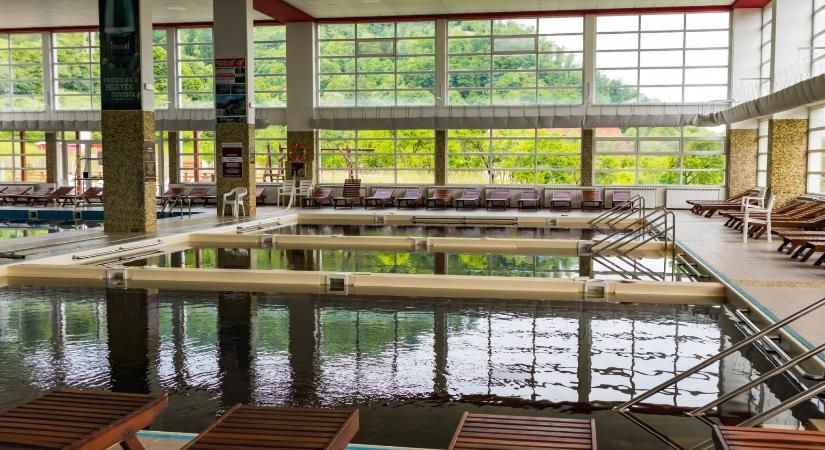 Változás a népszerű gyógyfürdőben, biztos nyári nyitás és parajdi tervek