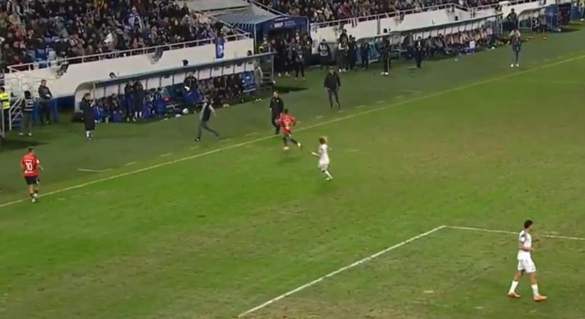 A győzelemre álló edző kibikázta a labdát a pályáról, hogy húzza az időt