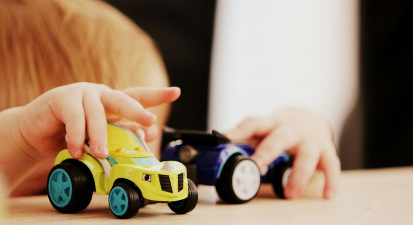 Hogy tehet ilyet egy anya? Agyműtét után nem vitte vissza kontrollra a 6 éves kisfiát, még időben léptek a hatóságok