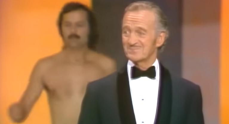 Pucéran rohant végig a színpadon egy aktivista az Oscar-gálán