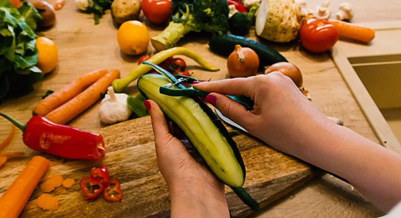 Hámozni vagy nem hámozni? Neves orvos segít, melyik gyümölcs és zöldség esetében hogy dönts