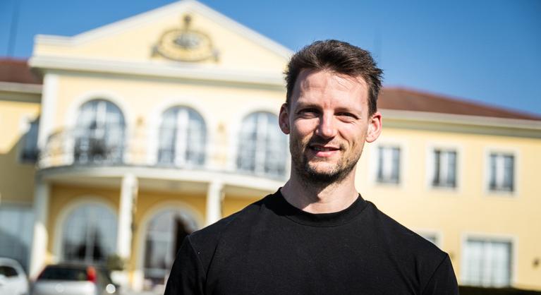 Miközben a fél falu Ausztriába jár dolgozni, a vasi Bucsu királya egy osztrák testépítő migráns