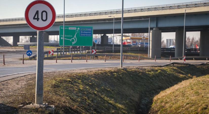 A borsodi autósok egy része még mindig nem tudja bevenni ezt a kanyart – fotók!