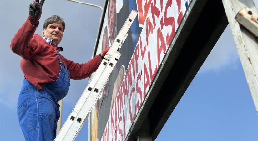 Az ember, aki meghekkeli az állami kampányplakátokat