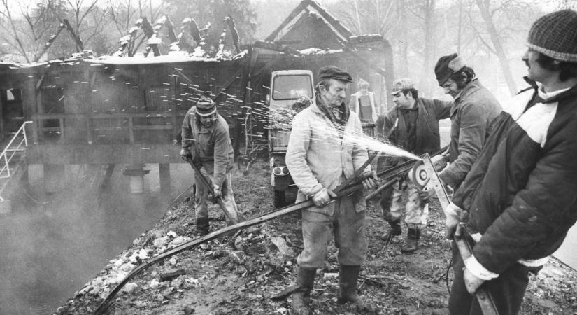 Üszkös romok és döbbenet: negyven éve égett le a tófürdő