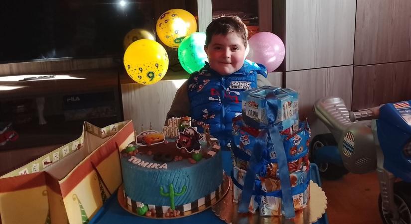 Hat gyertya, egyetlen hatalmas kívánság – Dányi Tomika mosolya mögött ott a remény a gyógyulásra
