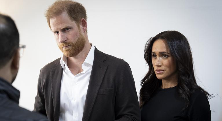 Teljesen kiakadt Harry herceg és Meghan Markle a róluk szóló könyv írójára