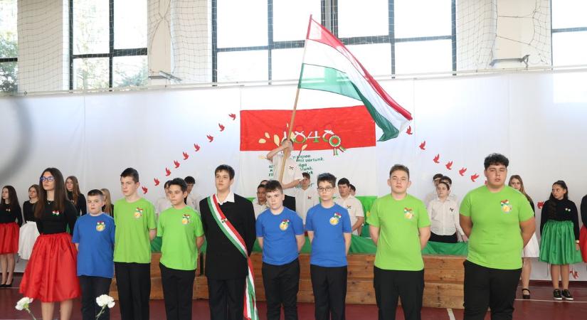 „Talpra magyar!” – így emlékezett Mezőfalva és Kisapostag a forradalom hőseire (képgalériával)