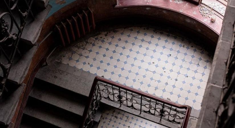 Szintet léptek a fosófantomok: erkélyt csináltak össze Újbudán