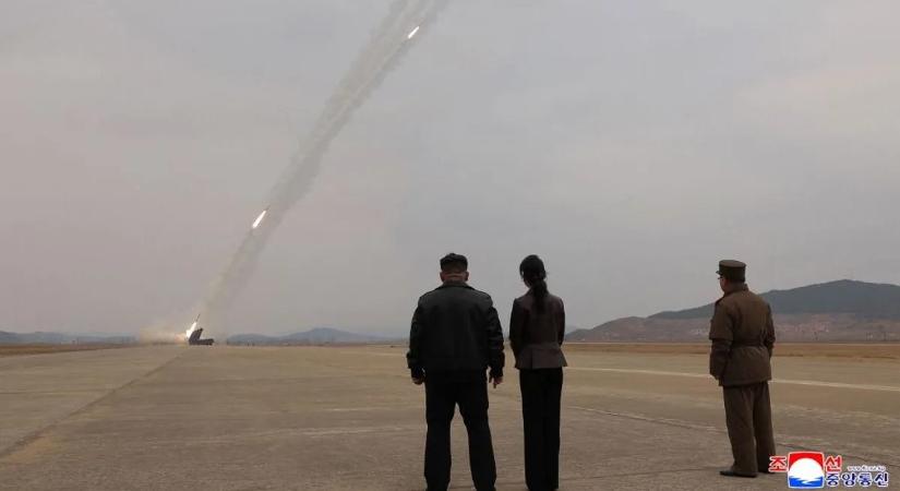 Mi történik? Észak-Korea egyszerre 10 ballisztikus rakétát lőtt ki
