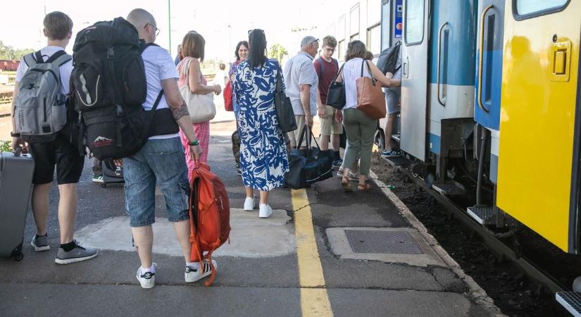 Berúgja a szezon a MÁV a Balatonnál, extra vonatokat indítanak