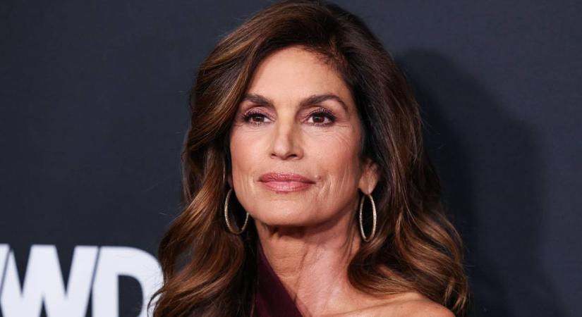 „Cindy, én ehhez túl szegény vagyok.” Csúnyán ekézik a 90-es évek szupermodelljét a reggeli rutinja miatt: 2 és fél órát vesz igénybe a felkészülése