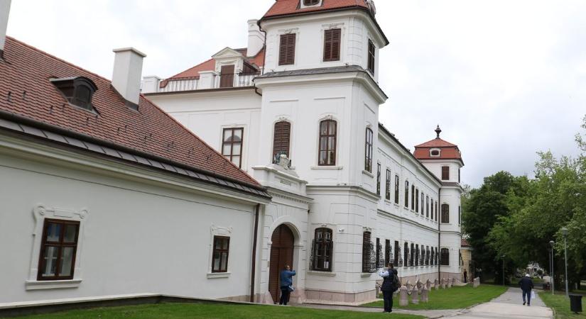 A tatai Esterházy-kastély jövőjéről beszélt Michl József polgármester