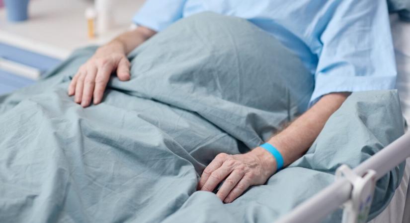 A vendégek buliztak, miközben az ifjú pár a sürgősségin feküdt