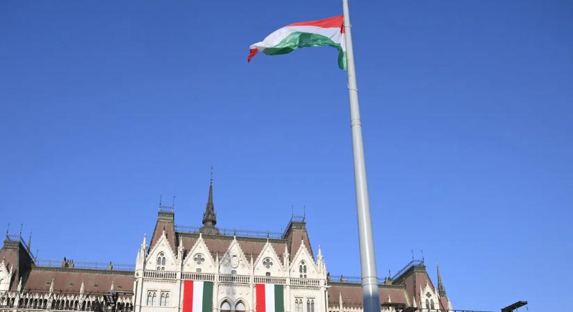Felvonták a nemzeti lobogót az Országház előtt