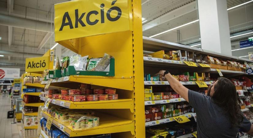 Pakoló dolgozók, zsúfolt sorok – így néz ki egy átlagos bevásárlás Pécsen