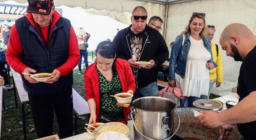 Gulyásfőzéssel, koncerttel, gyerekzsivajjal köszöntötték a tavaszt a Balatonnál ( fotók, videó)