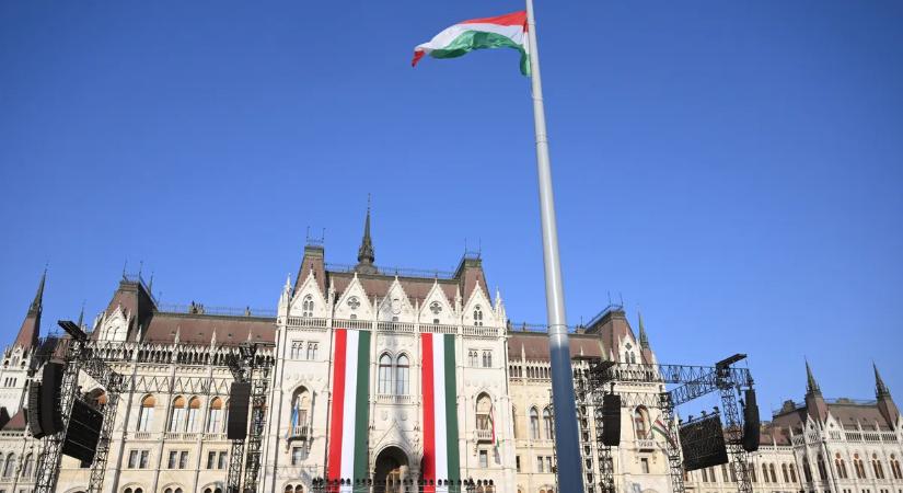 Március 15. - Felvonták a nemzeti lobogót az Országház előtt