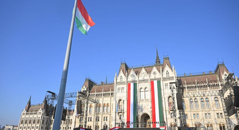 Március 15.: Felvonták a nemzeti lobogót az Országház előtt